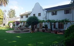Le Chateau Guest House And Conference Centre